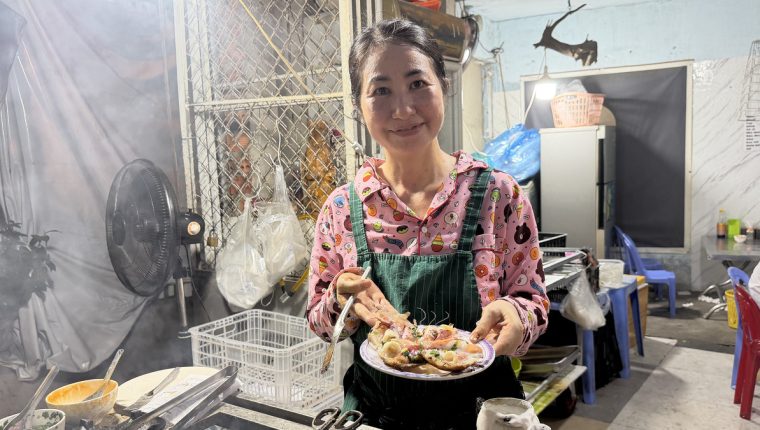 Quán bánh căn Nha Trang khiến khách xếp hàng