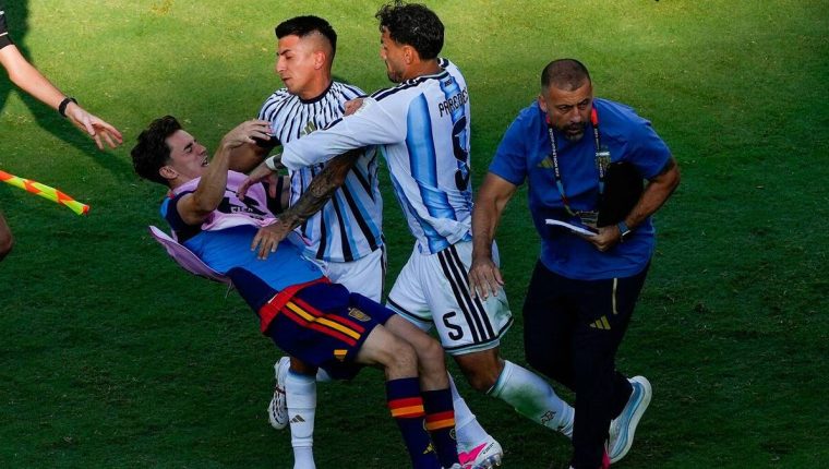 Trọng tài nhờ Messi kiềm chế đồng đội ở