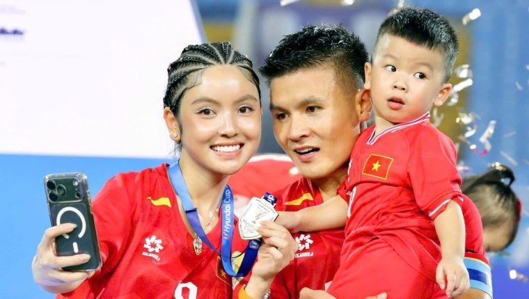 Gu mặc của vợ Quang Hải khi ra sân