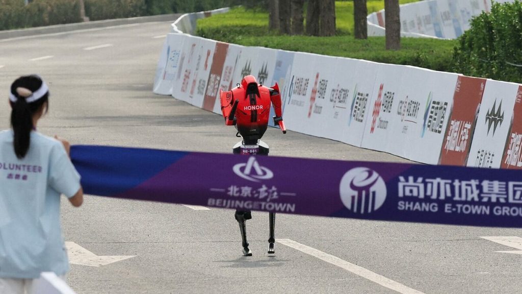 Hai robot hình người sắp thi đấu tại Malaysia