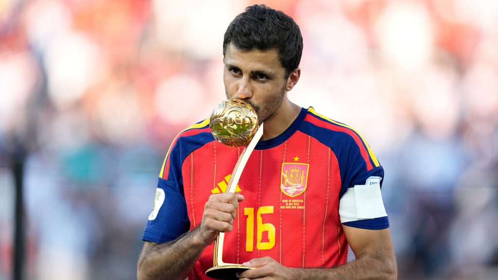 Barca tranh mua Rodri với Real Madrid