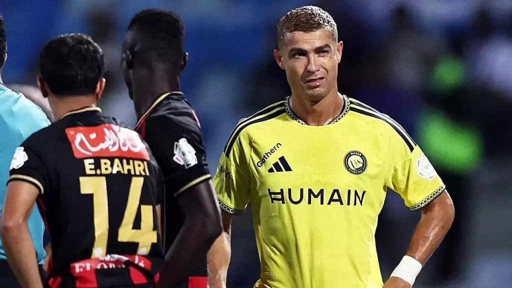 Nhà báo Saudi: 'Ronaldo chủ động xin thay người