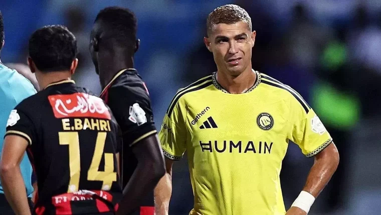 Nhà báo Saudi: 'Ronaldo chủ động xin thay người