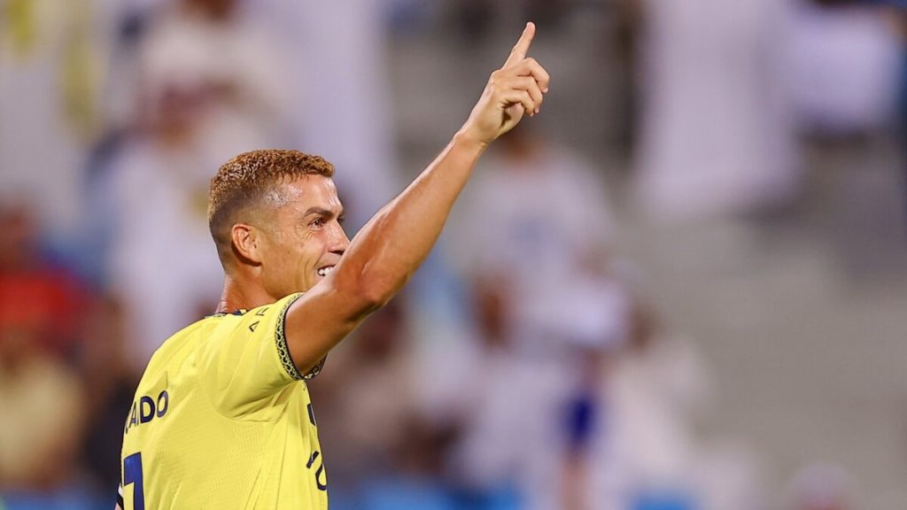 Ronaldo ghi bàn ở mùa giải chuyên nghiệp thứ