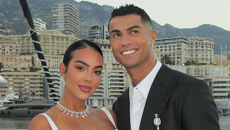'Ronaldo và vợ người mẫu ký hợp đồng tiền