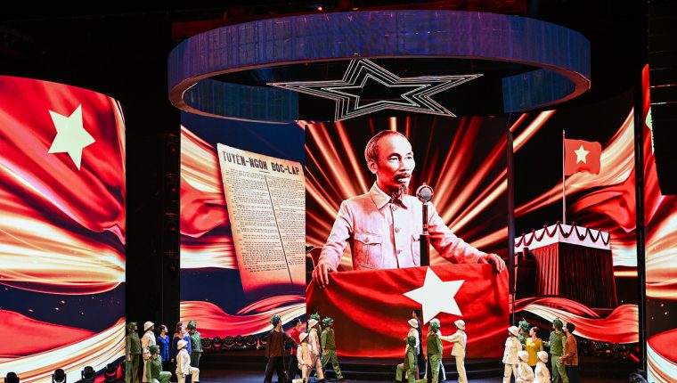 'Sao độc lập' kể chuyện non sông bằng âm