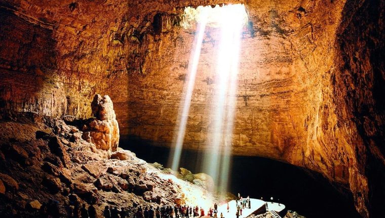 Trượt máng trong hang động 3 triệu năm ở