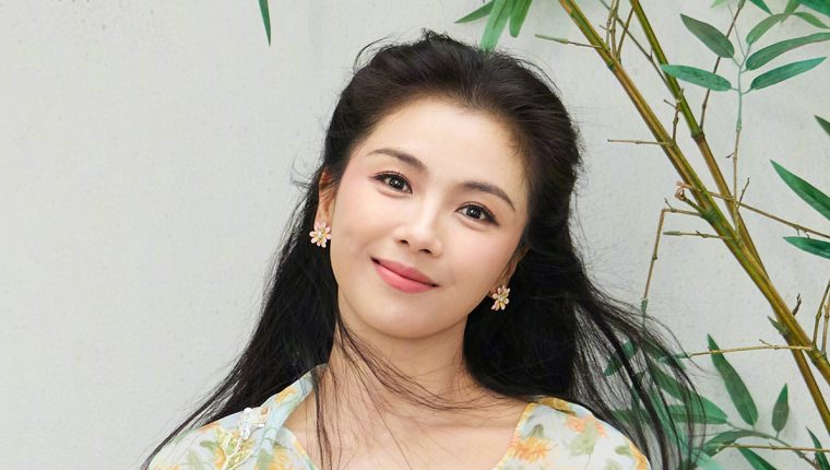 Thời trang tôn vẻ thanh lịch của 'A Châu'