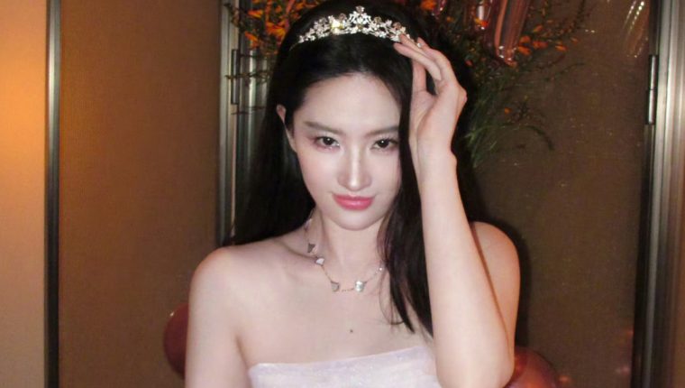 Lưu Diệc Phi mặc váy của nhà mốt Việt
