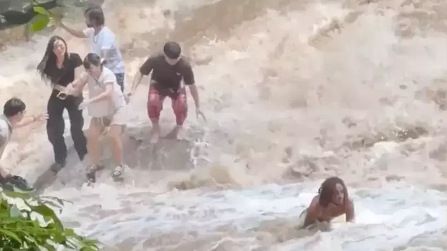 Lũ quét cuốn trôi nhóm du khách đang chụp
