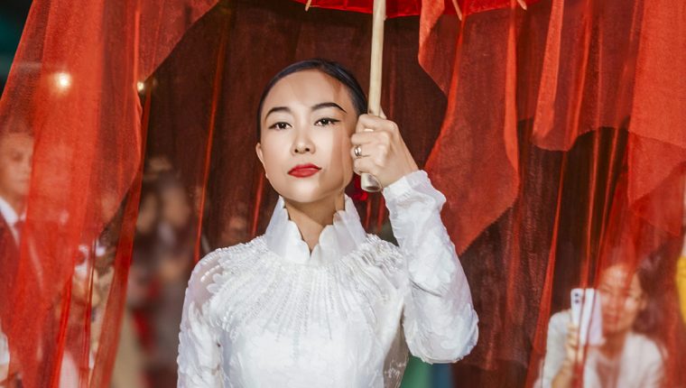 Đoan Trang vừa catwalk vừa hát