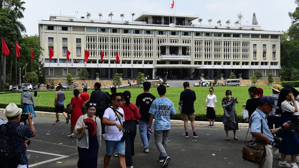 Dinh Độc Lập gây tranh luận vì thu phí