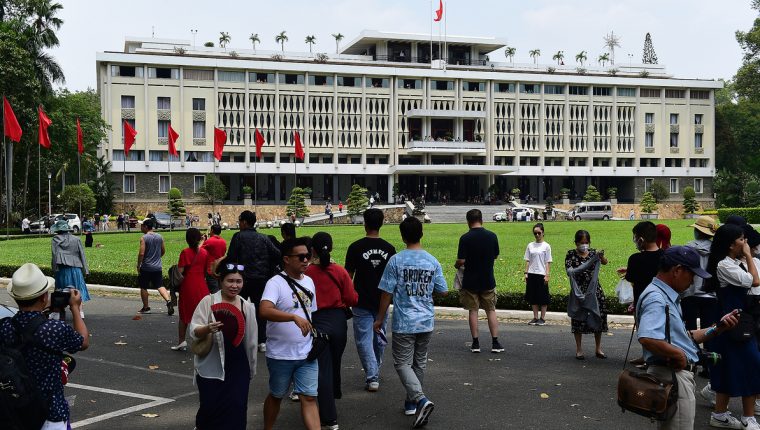 Dinh Độc Lập gây tranh luận vì thu phí