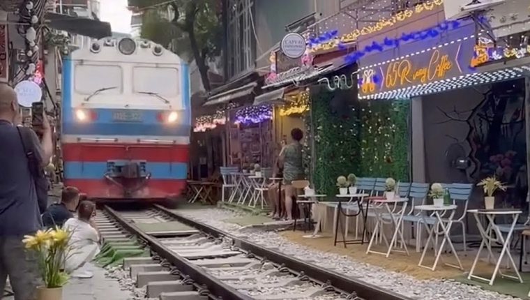Khách nước ngoài bị tàu va khi ngồi sát