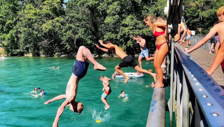 Khách Việt học người Thụy Sĩ, tắm sông băng