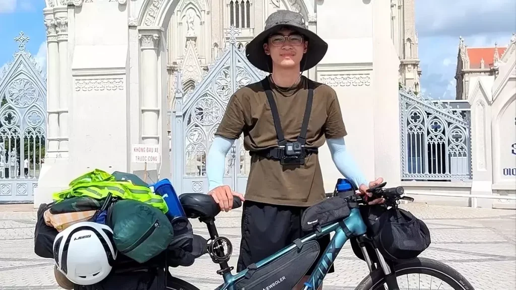 14 ngày đạp xe hơn 1.800 km xuyên Việt