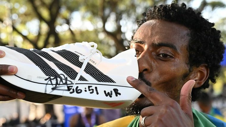 Kejelcha giành lại kỷ lục thế giới half marathon