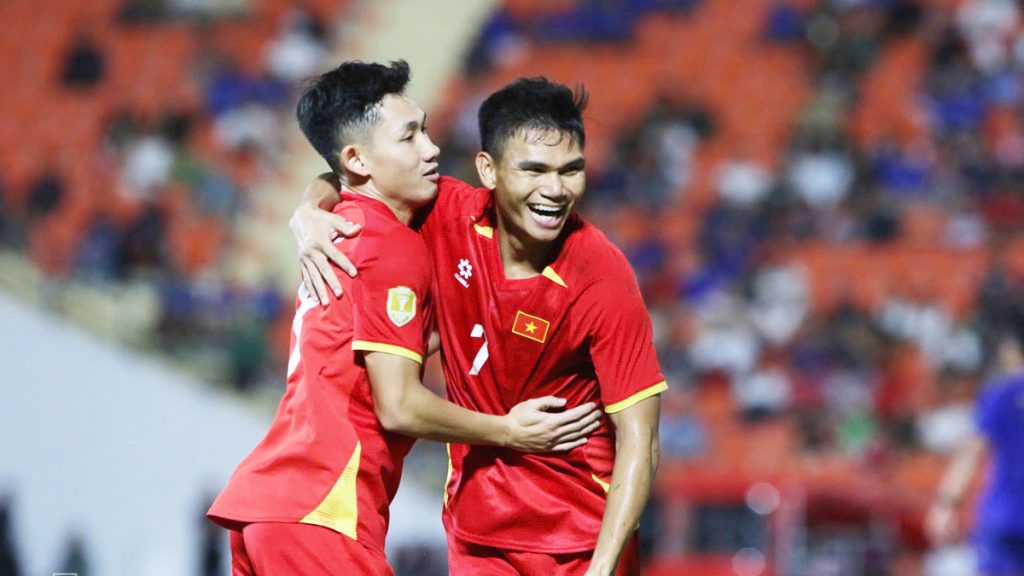 Việt Nam lần đầu thắng hai bàn trên sân