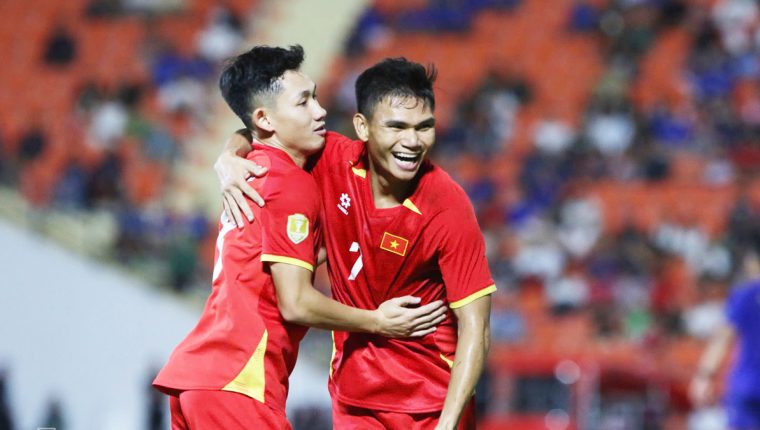 Việt Nam lần đầu thắng hai bàn trên sân