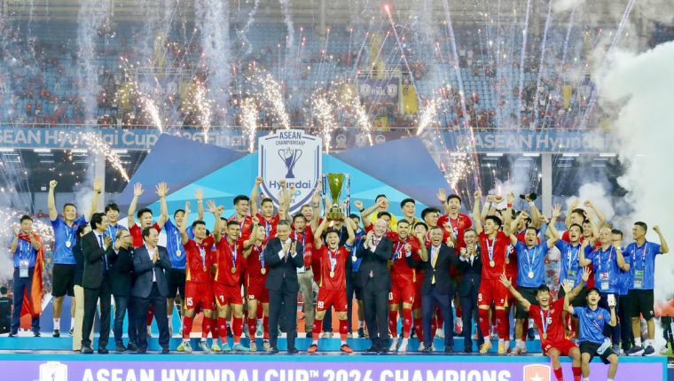 Việt Nam xô đổ loạt cột mốc ASEAN Cup
