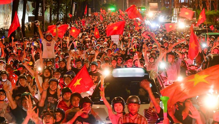 'Đi bão' xuyên đêm mừng Việt Nam vô địch