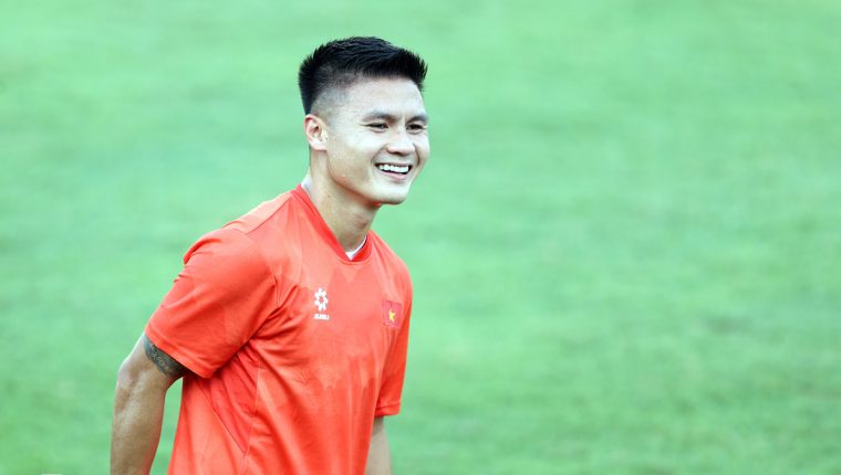 Quang Hải vui đùa trước bão chỉ trích ở