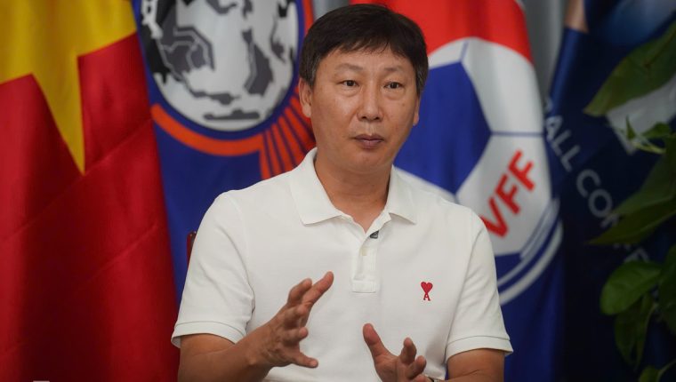 HLV Kim Sang-sik: 'Tôi phải dùng liệu pháp gây