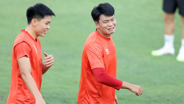 Trung vệ Thành Chung bênh vực Quang Hải