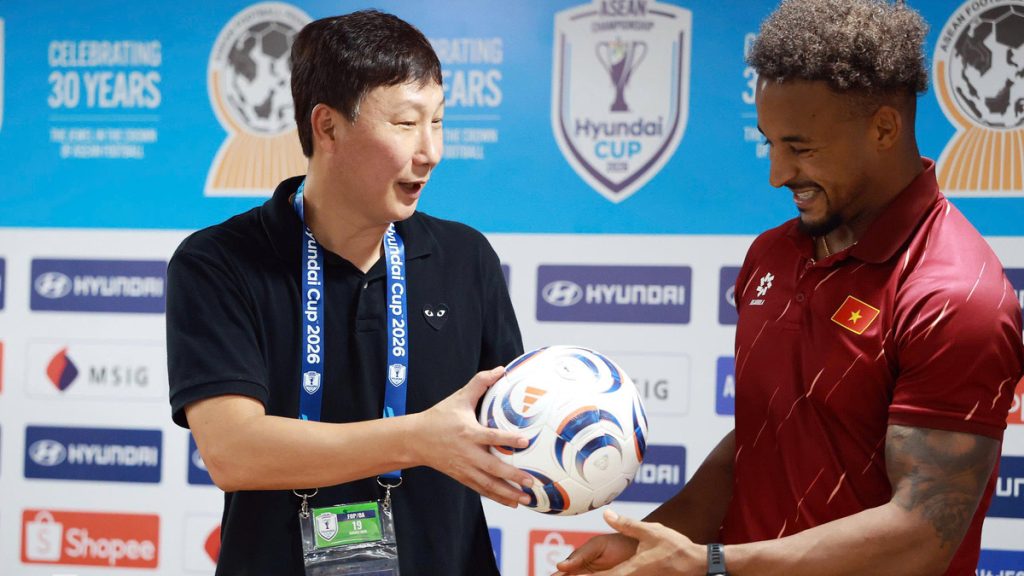 HLV Kim: 'Mong Xuân Son ghi 3 bàn vào