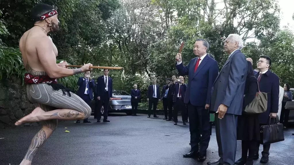 Hongi - nghi thức người Maori chào đón Tổng