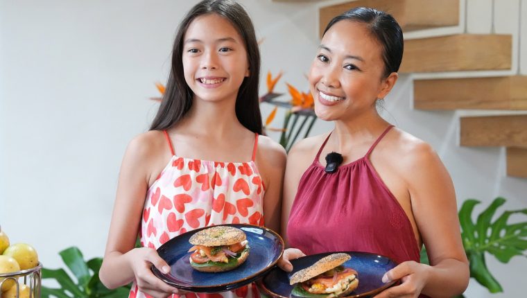 Đoan Trang làm bánh bagel cá hồi
