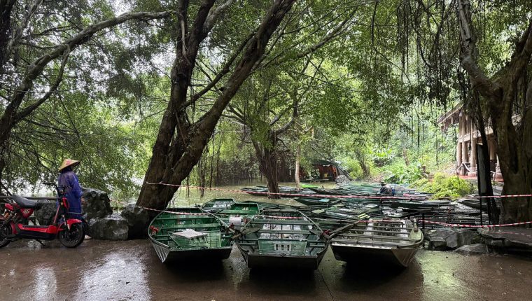 Ninh Bình dừng nhiều điểm tham quan vì mưa