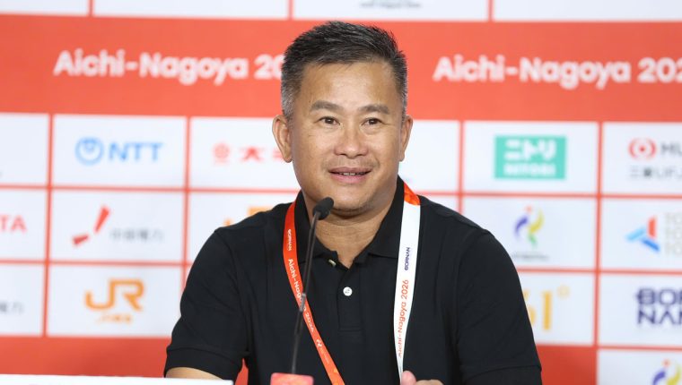 HLV U23 Việt Nam: 'Cầu thủ khuyên tôi mặc