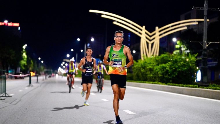 Cự ly 21km VnExpress Marathon Nghệ An xuất phát