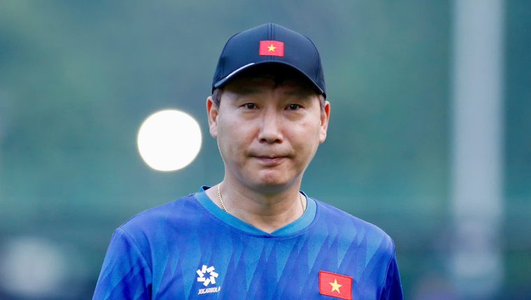 HLV Kim Sang-sik xin lỗi về chấn thương của