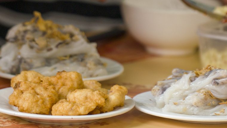 Quán bánh cuốn chả mực giã tay hơn 30