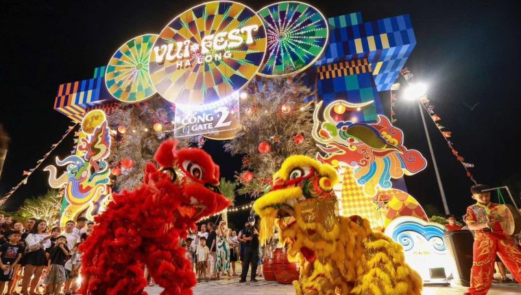 Hàng nghìn người xem rước đèn và pháo hoa
