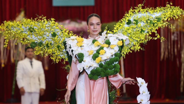 Trình diễn áo dài kết hoa