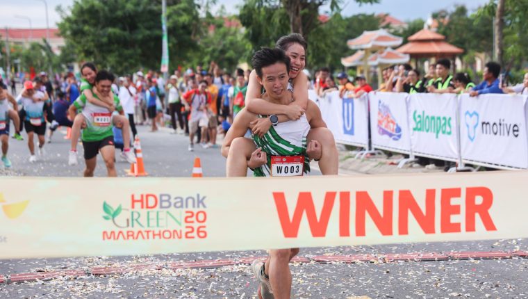 Chồng cõng vợ chạy đua tại Cần Giờ