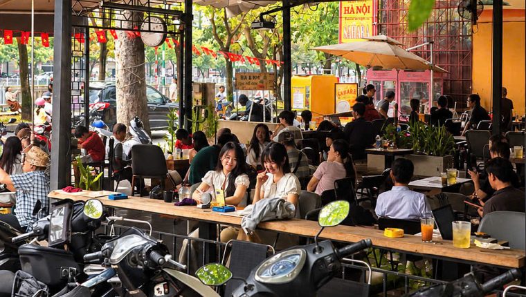 Quán cà phê đông nghịt khách nhờ 'con đường