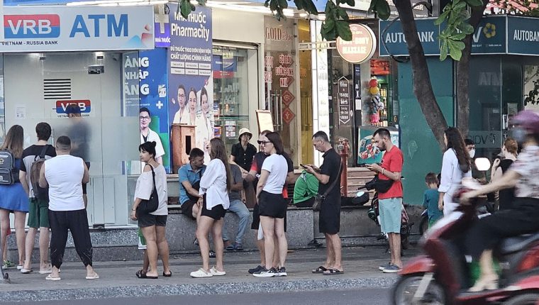 Khách Nga xếp hàng rút tiền ở cây ATM