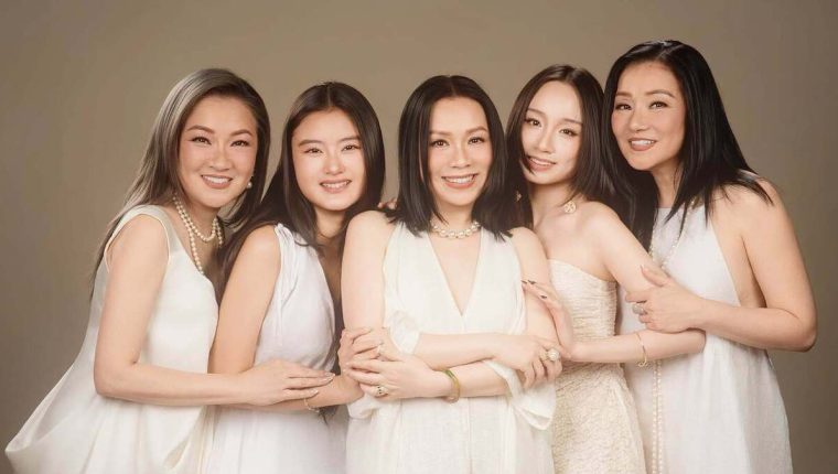 Tam ca Áo trắng quây quần bên các con