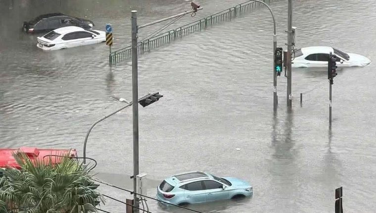 Khách Việt không thể đi lại do Bangkok ngập