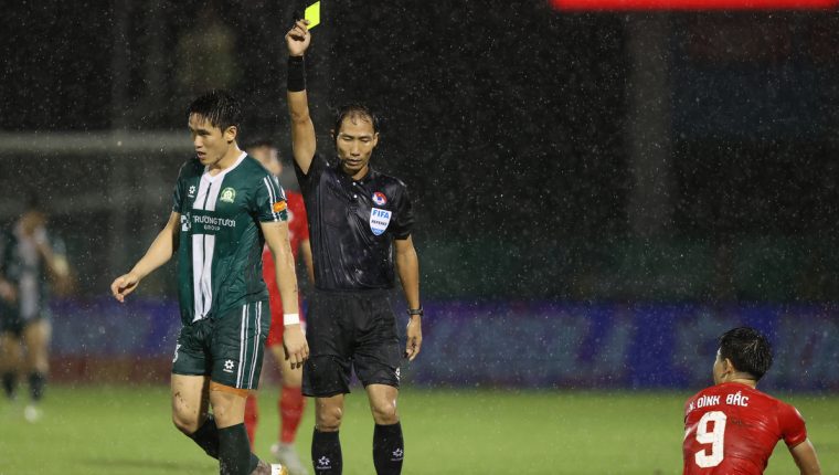 Đình Bắc khiến hậu vệ Đồng Nai nhận thẻ