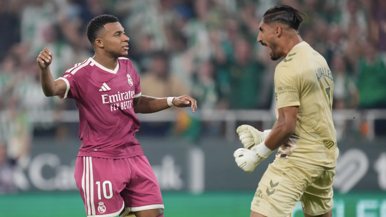 Mbappe đá hỏng phạt đền trong thất bại của