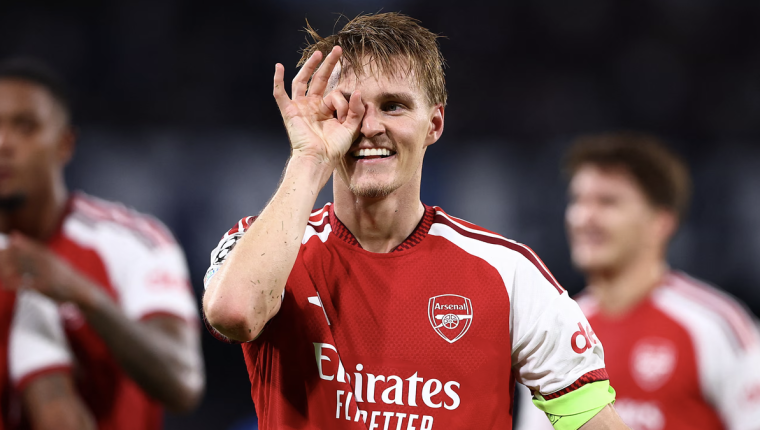 Arsenal thắng nhọc Napoli ở trận ra quân Champions