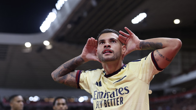 Arsenal giữ mạch thắng ở Ngoại hạng Anh
