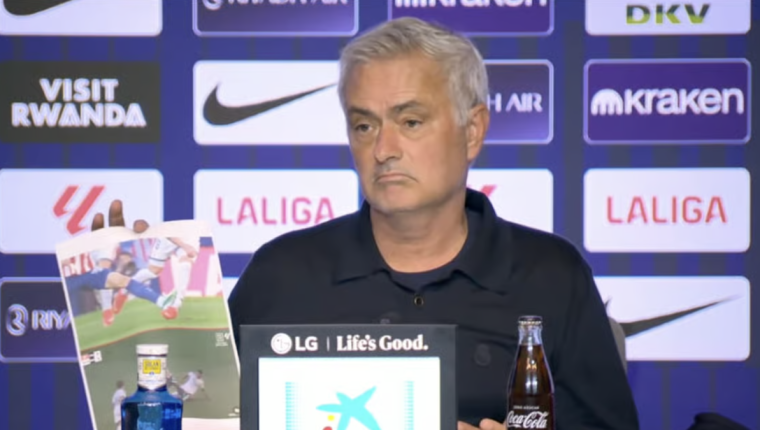 Mourinho mang ảnh cầu thủ Real bị phạm lỗi