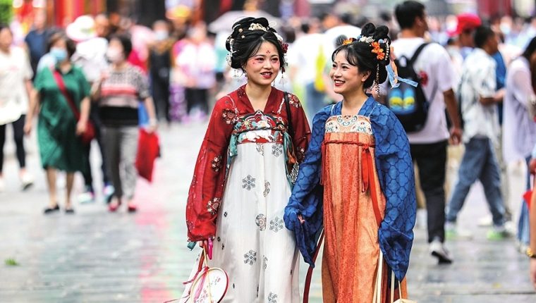 Khách Trung mua quần áo 10 tệ đi du
