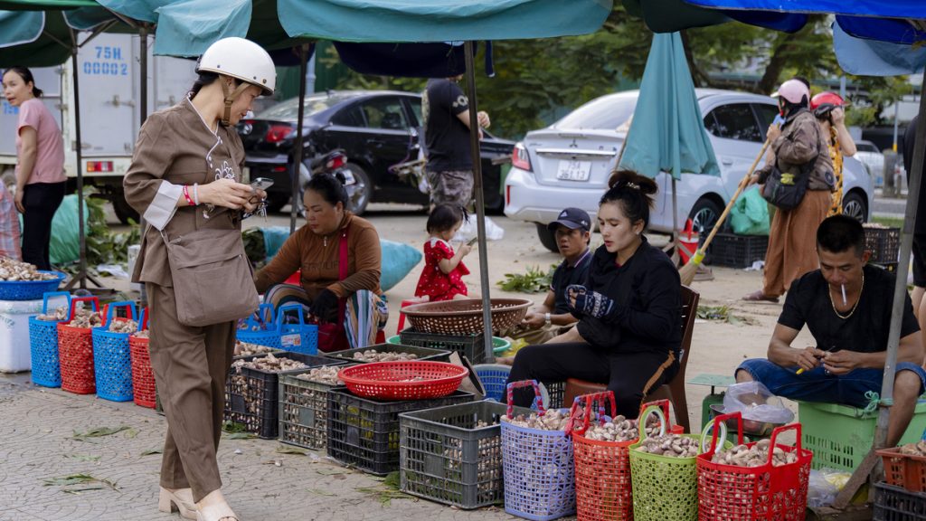 Chợ bán 'lộc trời' mở một lần trong năm